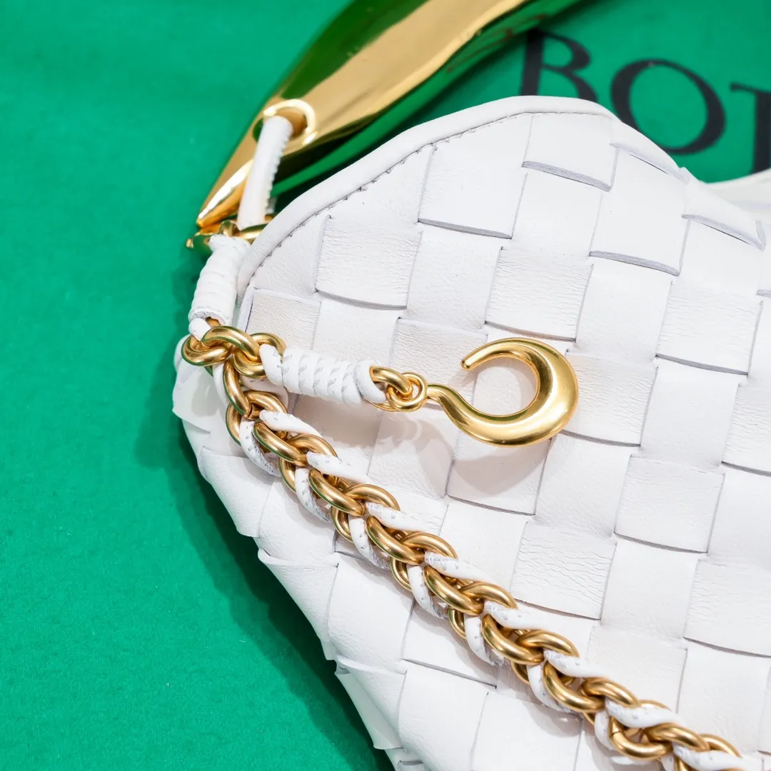Batch 1860 Bv2024 early spring new product ⛓️Chain SARDINE 💙 Upgraded chain shoulder strap ⛓️ Chic and high-end, showing the fashion taste of urban women! Metal handles and classic weaving are combined together to perfectly integrate art and elegance. Through exquisite craftsmanship, new sardine-shaped handles are cast, and the brass material is the finishing touch. Each handle has a unique light-floating effect. The top-grade sheepskin material is woven to create a half-moon-shaped bag body, which has a fleshy touch and satisfies the preferences of those who pay attention to details. It is the most outstanding fashionable item for any occasion! 💕 Size: 33x20x4, Model: 6768#